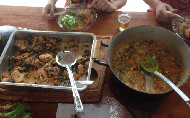 Frango caipira com viradinho de milho no fogão a lenha