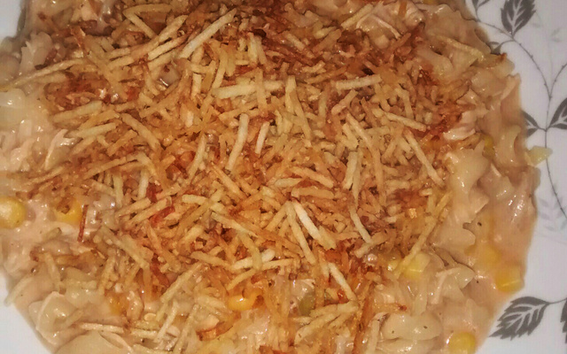 Macarrão com estrogonofe de frango rápido e fácil