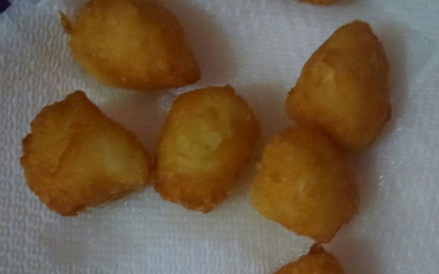 Bolinho de batata com queijo (melhor do que batata-frita)