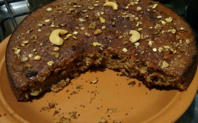 Bolo integral com pêra e granola