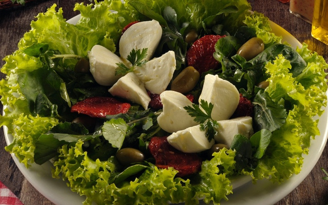Salada de rúcula com palmito e azeitonas