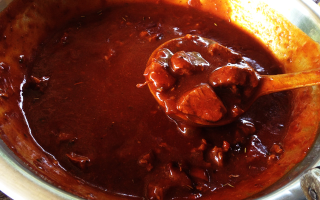 Carne ao molho de cerveja preta