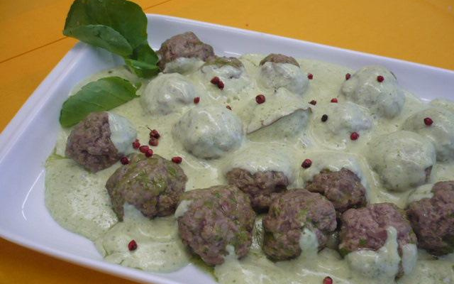 Almôndega com molho de agrião e pimenta rosa