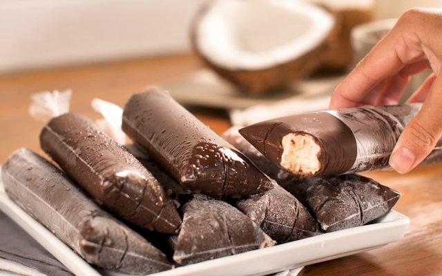 Geladinho com casquinha de chocolate