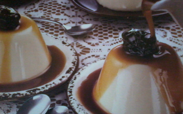 Flan de coco com ameixa