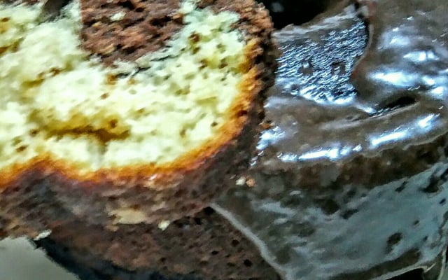 Bolo mesclado de baunilha e chocolate