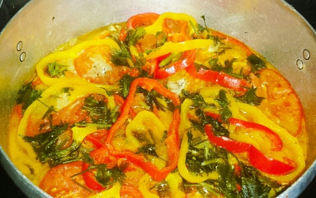 Moqueca baiana de peixe e frutos do mar