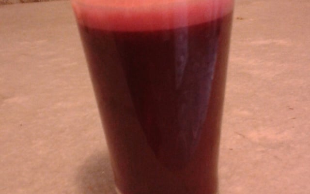 Suco de beterraba com gengibre, couve e laranja