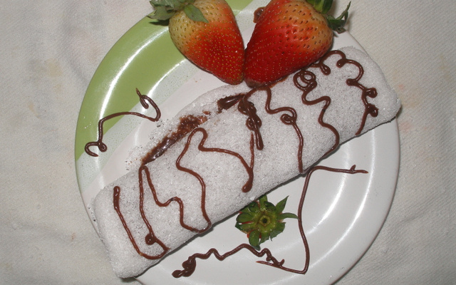 Tapioca de brigadeiro com morango