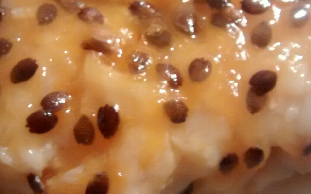 Cocada mole com calda de maracujá