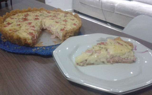 Quiche de queijo e presunto com massa de bolacha água e sal