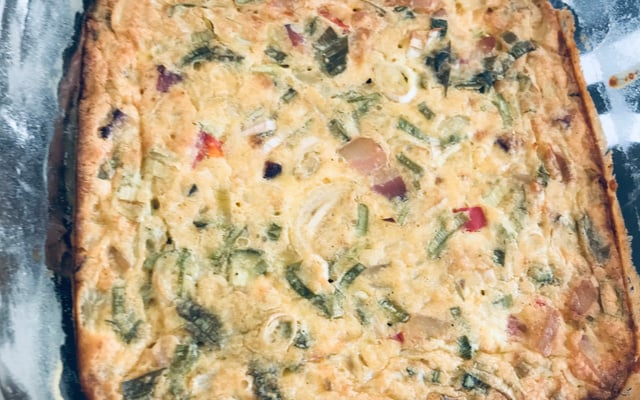 Omelete de queijo e alho-poró