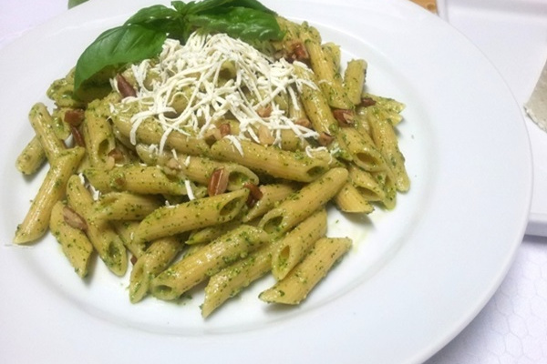 Penne integral ao molho pesto e ricota