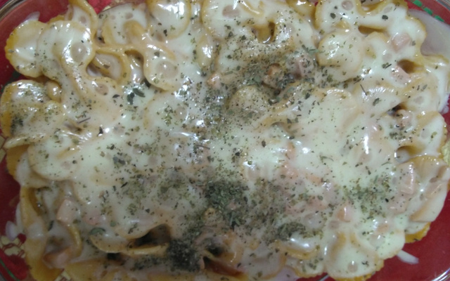 Macarrão gravatinha gratinado