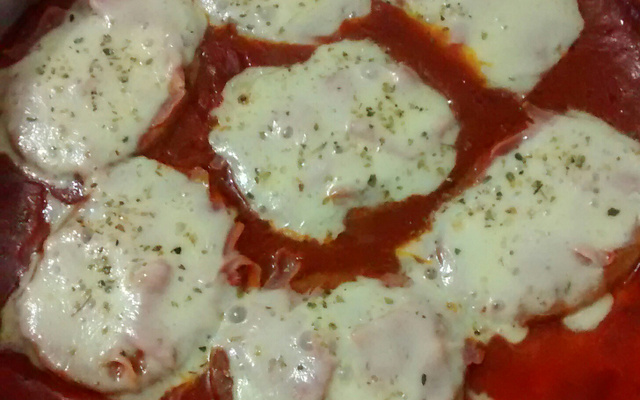 Hambúrguer à parmegiana no micro-ondas