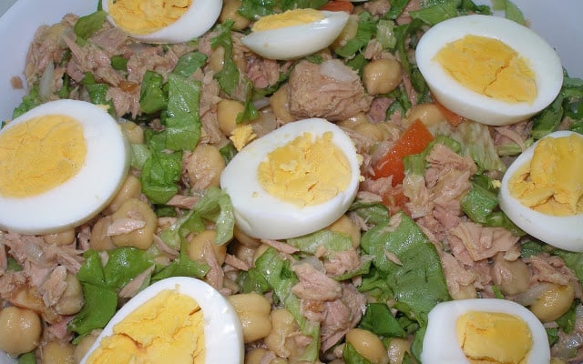 Salada de grão-de-bico com atum