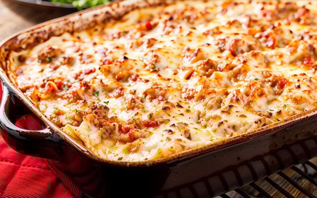 Lasanha com molho branco e bolonhesa