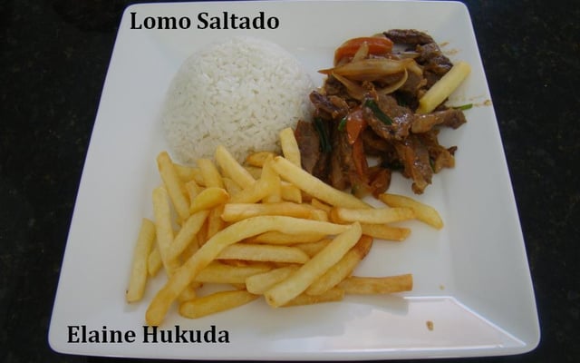 Lomo saltado (prato peruano)
