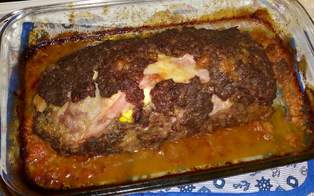 Bolo de carne moída recheado com presunto e mussarela