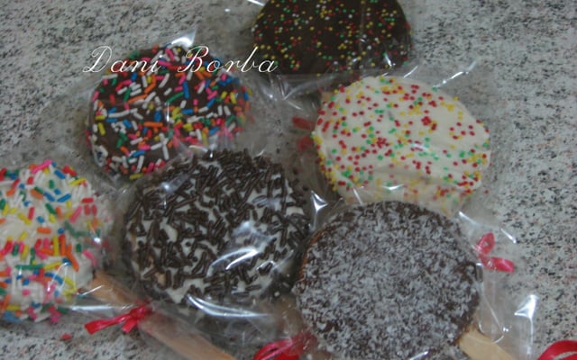 Pirulito de brigadeiro com bolacha Maria