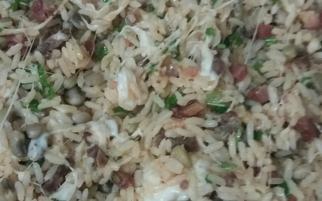 Baião de dois e ovo de galinha caipira