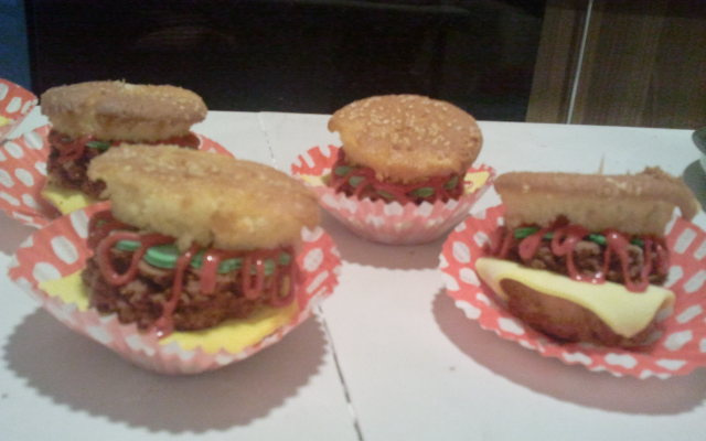 Cupcake com formato de hambúrguer