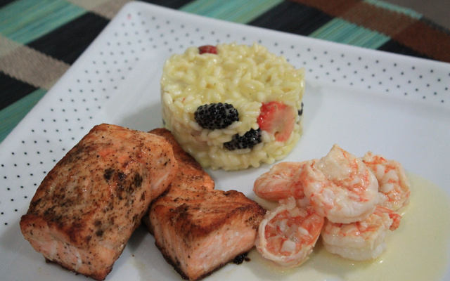 Salmão ao molho de camarão servido com risoto de frutas vermelhas