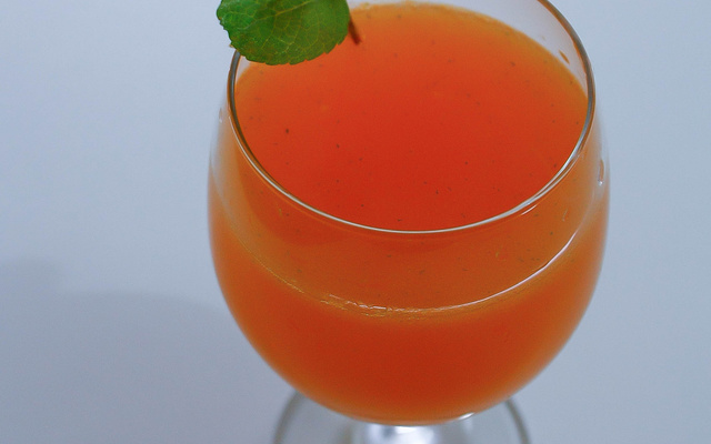 Suco de cenoura com limão hortelã