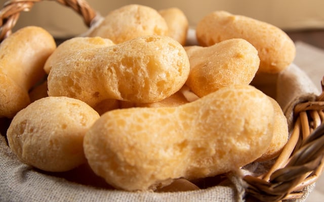 Biscoito de polvilho assado crocante com queijo parmesão