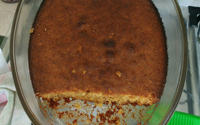 Bolo de fubá com granola
