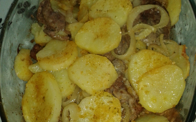 Bife com rodelas de batatas ao forno