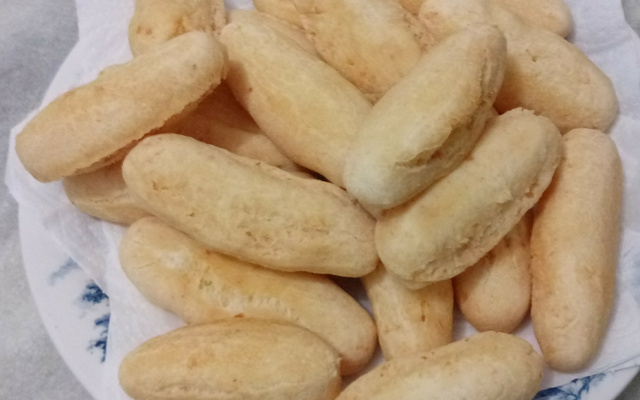 Biscoito de polvilho frito com queijo (não estoura ao fritar)