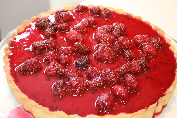 Torta de ricota com calda de amora