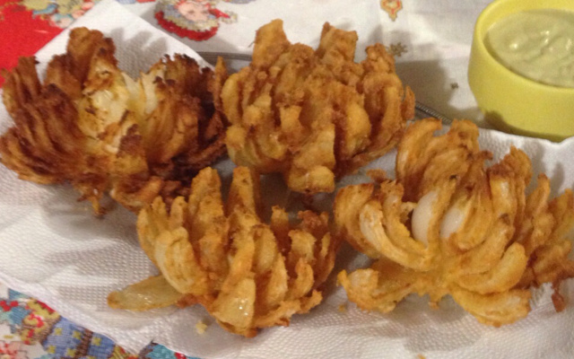 Blooming onion (cebola tipo outback)