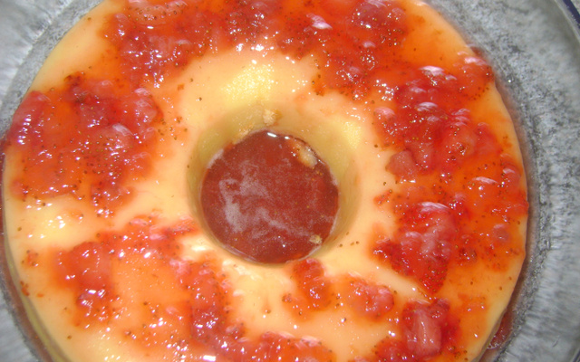 Brigadeirão de chocolate branco com calda de morango