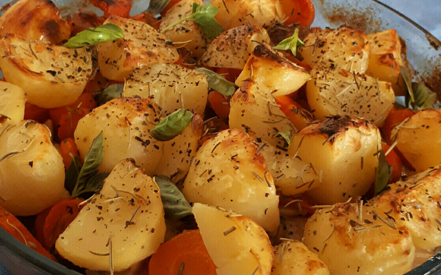 Coxas de asas com batatas e cenouras
