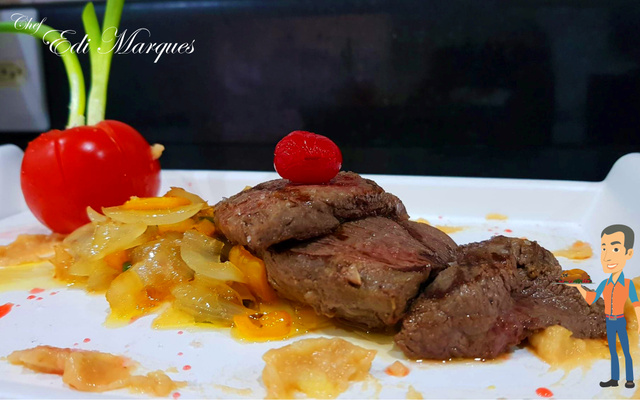 Escalope de filé mignon com cebolas no licor de cereja
