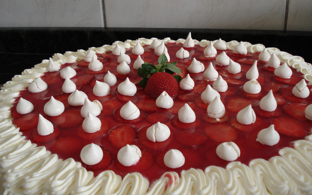 Bolo de chocolate branco e morangos