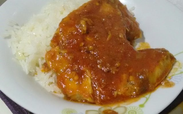 Cação ao molho vermelho