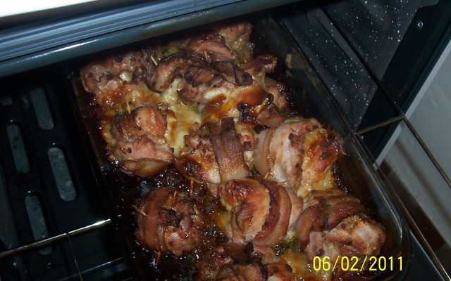 Coxas e sobrecoxas recheadas e enroladas no bacon