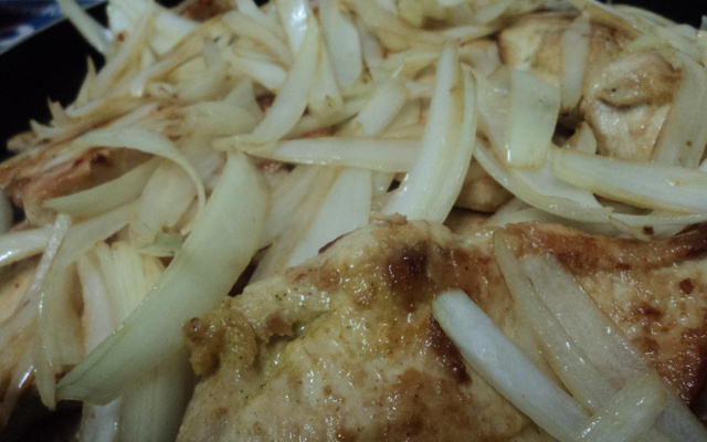 Filé de frango acebolado