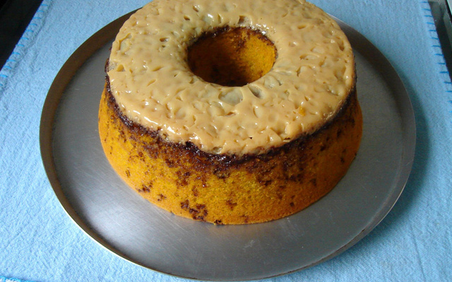 Bolo de cenoura com cobertura de leite condensado cozido e granulado