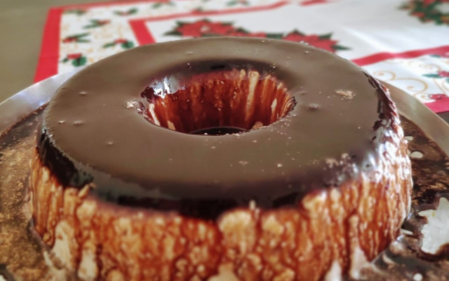 Sorvete de creme com cobertura de chocolate