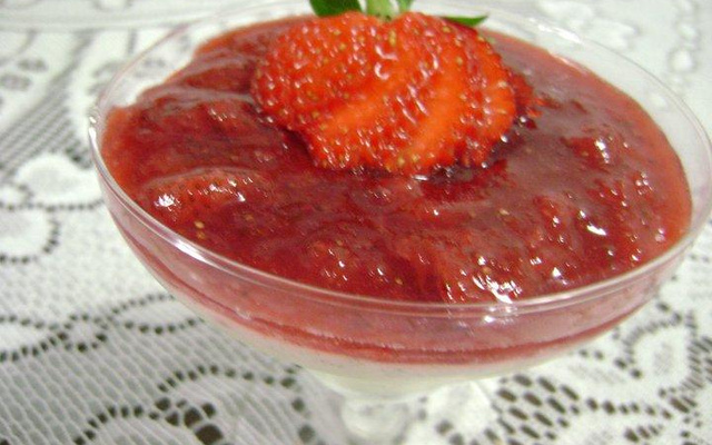 Flan de baunilha com calda de morango e vinho do porto