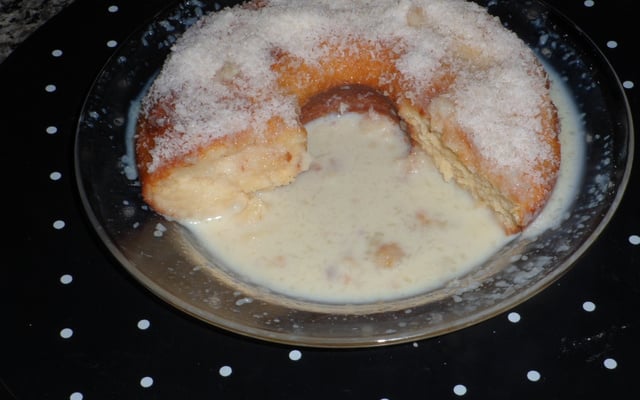 Bolo de coco gelado e molhadinho no liquidificador