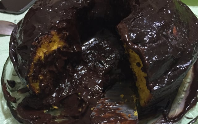 Bolo de cenoura com cobertura de caramelo