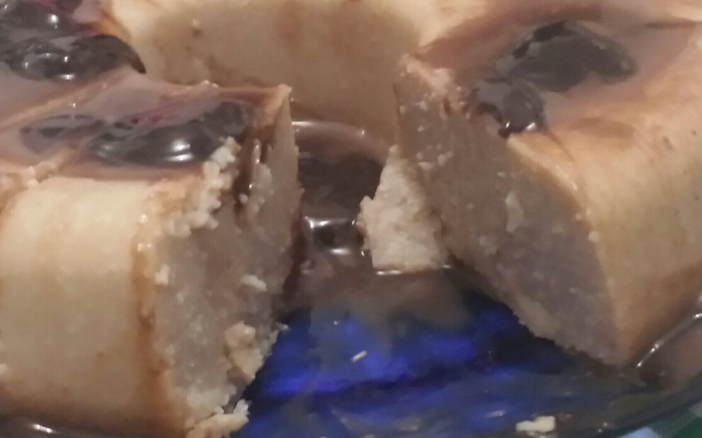 Manjar econômico com calda de chocolate