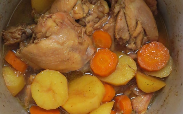 Frango com cenoura e batata na pressão