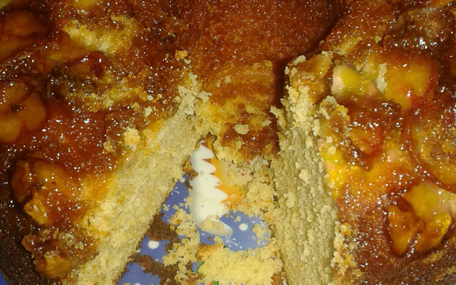 Bolo invertido de banana caramelada de liquidificador