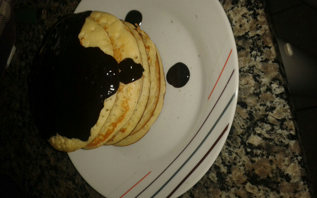 Panqueca americana com calda de chocolate